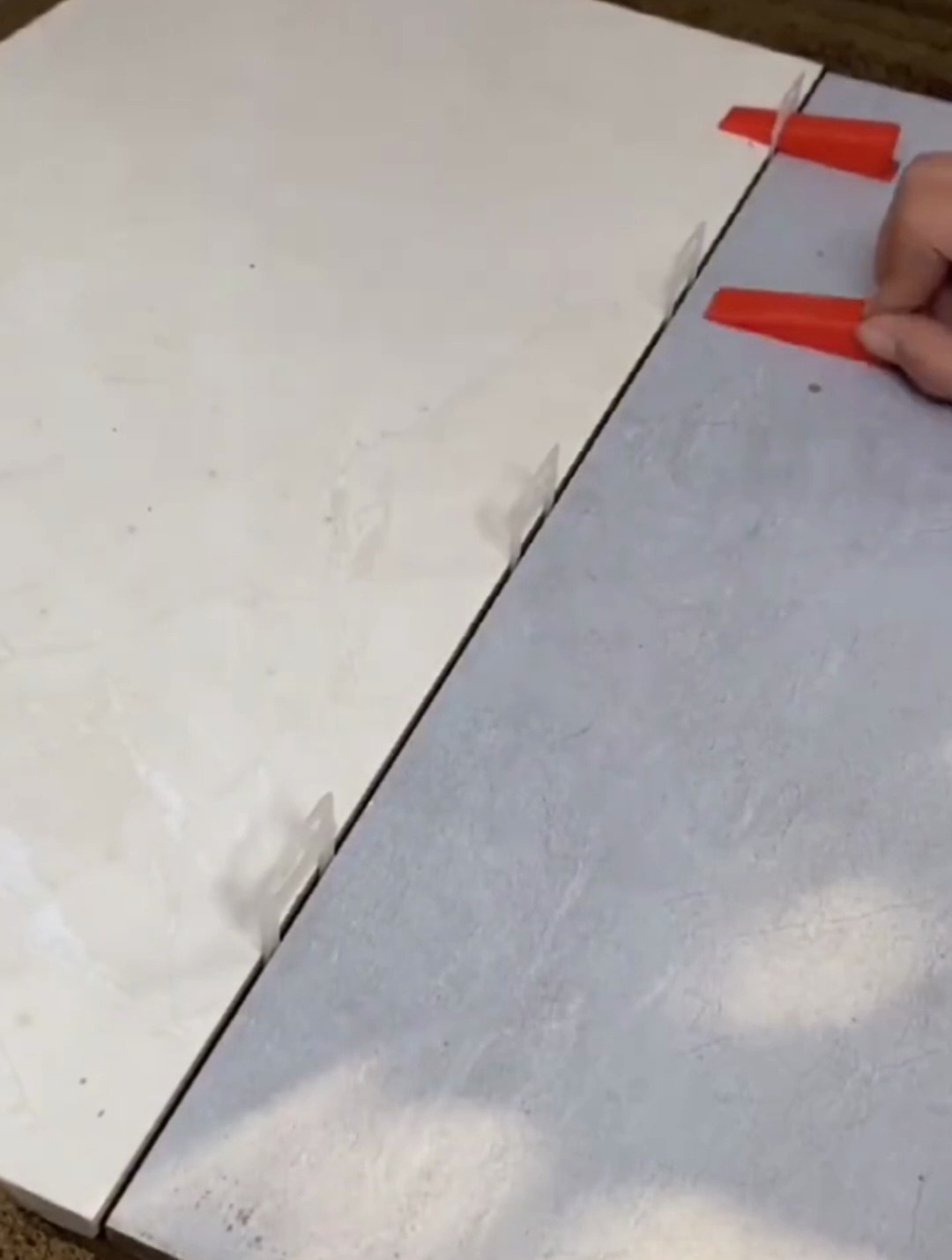 瓷砖找平器的拆除方法(瓷砖找平器的拆除方法图解) 瓷砖找平器的拆除方法(瓷砖找平器的拆除方法图解)